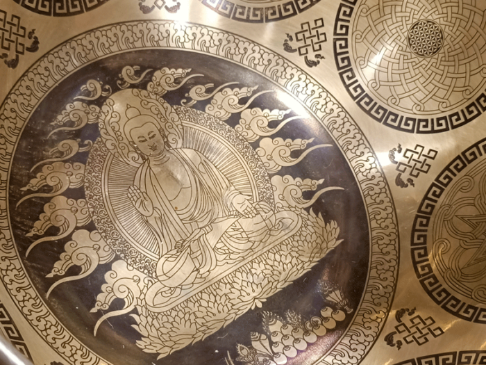 Campana Tibetana vecchia con all'esterno l'OM e all'interno il Buddha