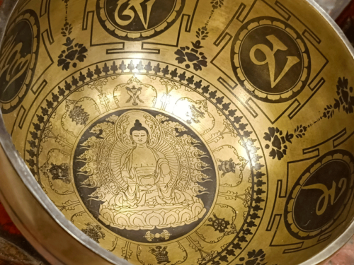 Campana Tibetana vecchia con all'esterno il mandala e all'interno il Buddha