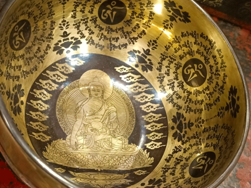 Campana Tibetana vecchia con all'esterno il mandala e all'interno il Buddha