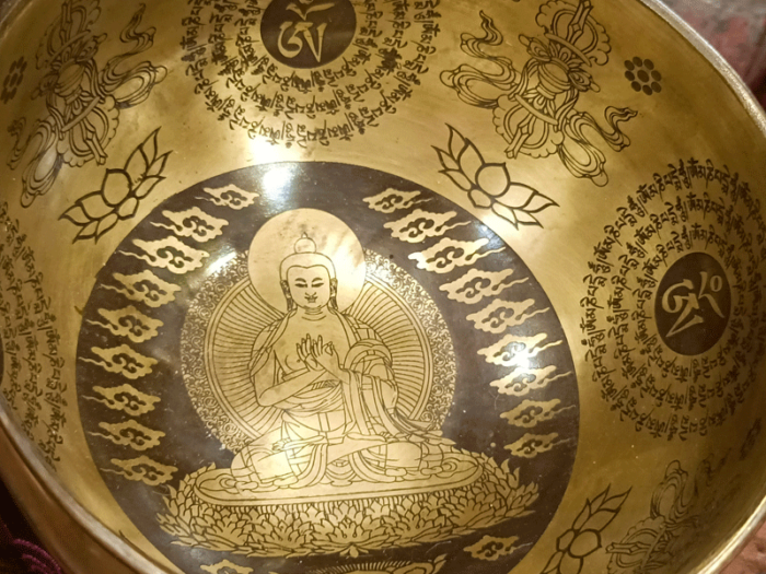 Campana Tibetana vecchia con all'esterno il mandala e all'interno il Buddha